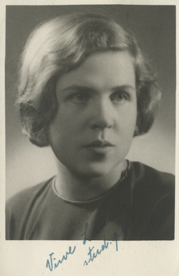 Eesti Naisüliõpilaste Seltsi liige Virve Laurits, portreefoto  duplicate photo