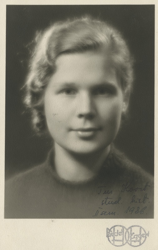 Eesti Naisüliõpilaste Seltsi liige Tui Isis Lea Koort, portreefoto