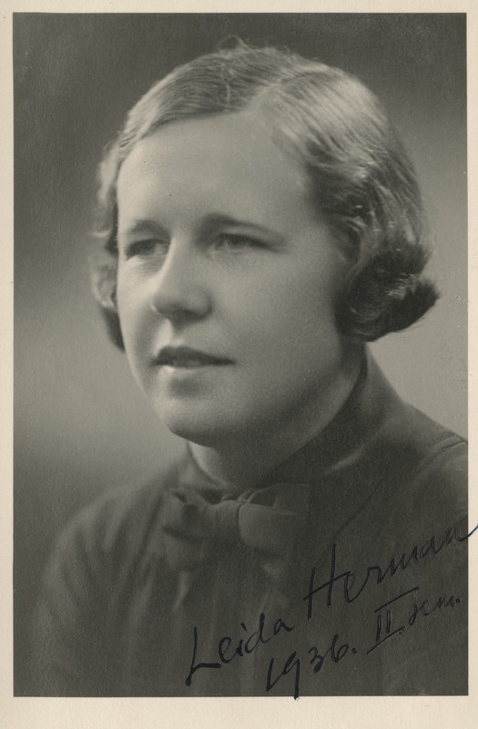 Eesti Naisüliõpilaste Seltsi liige , portreefoto