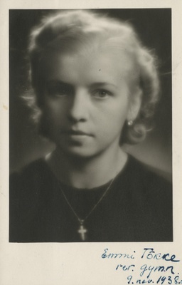 Eesti Naisüliõpilaste Seltsi liige Emilia Tõkke, portreefoto  duplicate photo