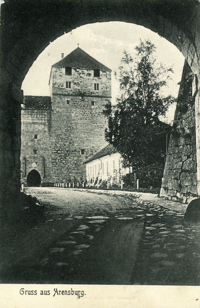 Vaade Kuressaare linnuse Kaitsetornile kindluse väravakäigust