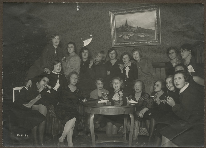 Grupp Eesti Naisüliõpilaste Seltsi liikmeid sigarette suitsetamas