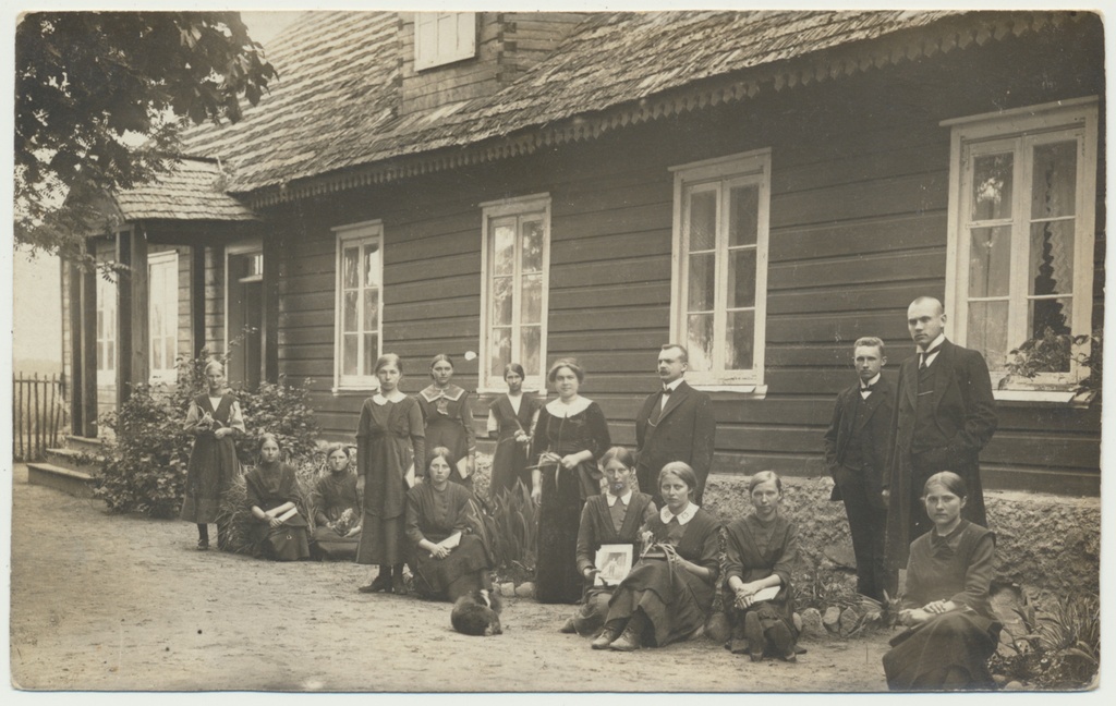 foto Tarvastu Tütarlaste Kihelkonnakool, ees õpilased, õpetajad sh Joh. Orik (Muinaste) 21.06.1916