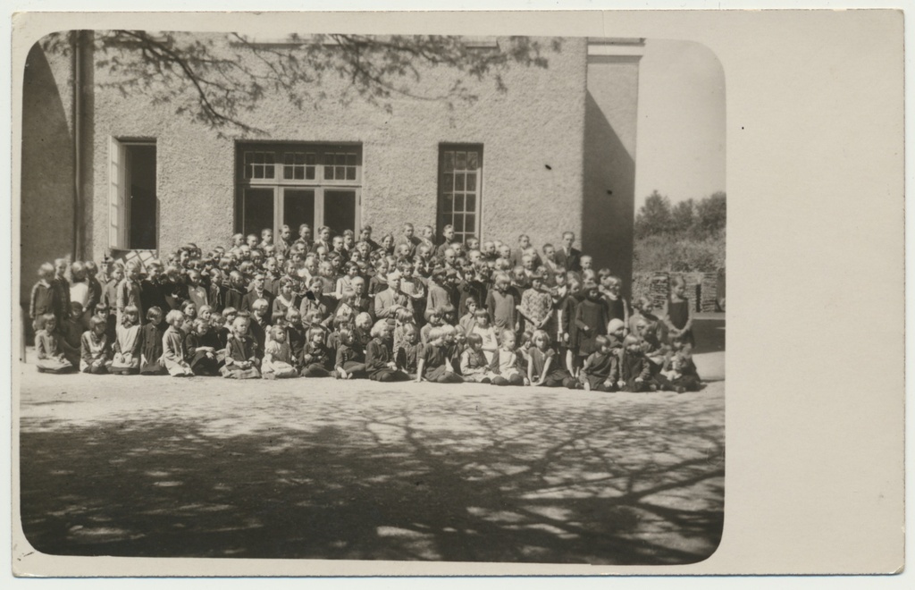 foto Viljandi III Algkool'i grupp kooliõuel 1930 Jakobsoni tn 47c
