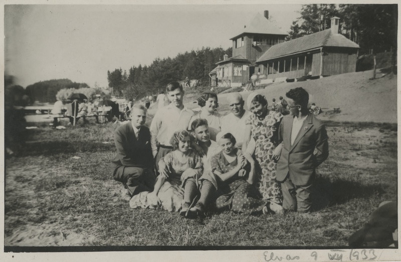 Grupp noori Elvas Verevi järve rannamurul