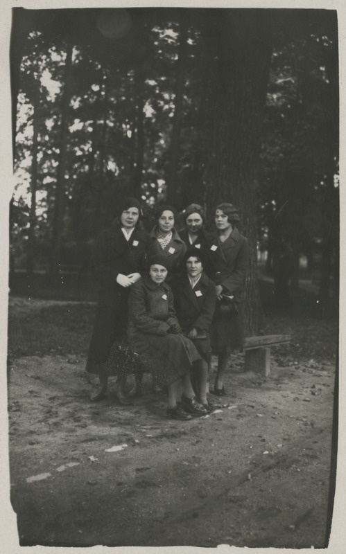 Grupp noori naisi pargipingil