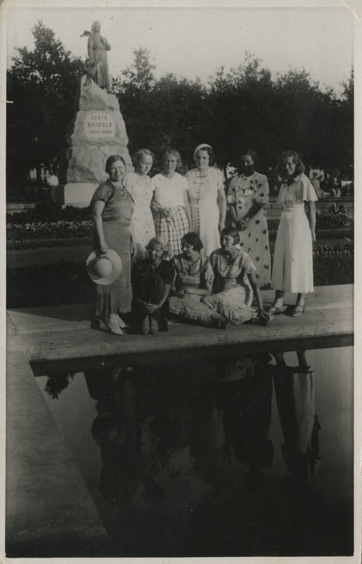 Grupp Eesti Naisüliõpilaste Seltsi liikmeid ja vilistlasi L. Koidula ausamba juures Pärnus