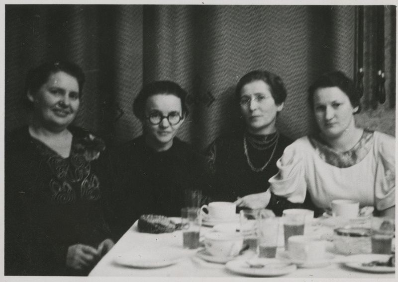 Neli noort naist kohvilaua ääres