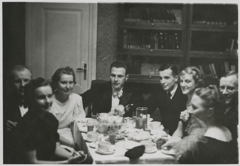 Grupp noori inimesi kohvilaua taga