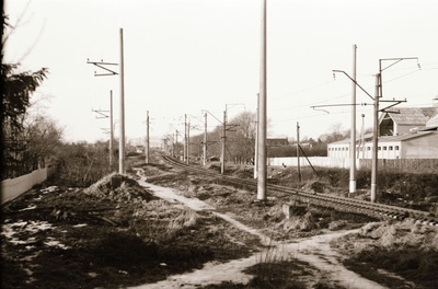 Raudtee Keilas ehitatava turuhoone taga  duplicate photo
