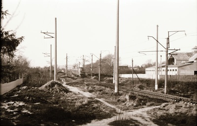 Rong raudteel Keilas turuhoone ehituse taga  duplicate photo