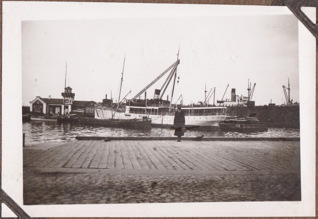 Tallinn, Old Sadam, on the left Tallinn Yacht Club club building, in the middle of the steam Ruhno, on the right behind the steam Pearu. At the forefront of Marta Astrik, approx. 1940.