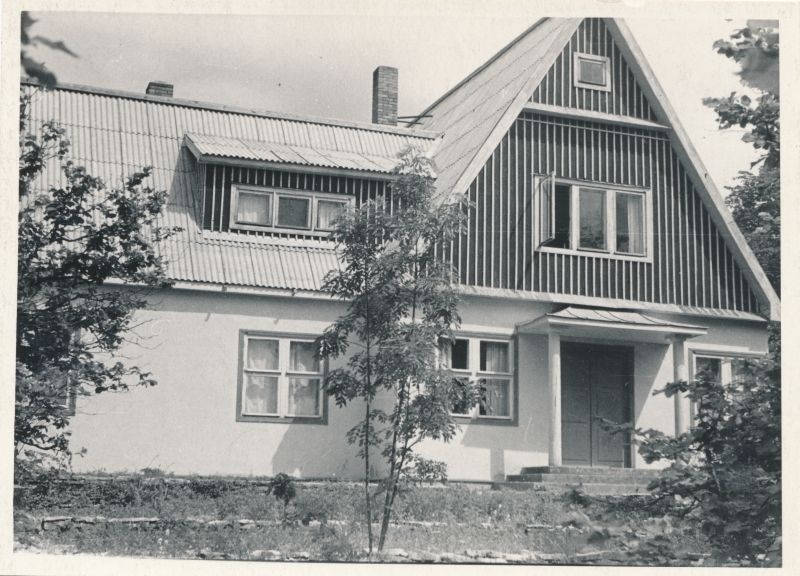 Foto. Bioloogia Instituudi bioloogia jaama hoone Puhtulaiul, Läänemaal. Mai 1954.