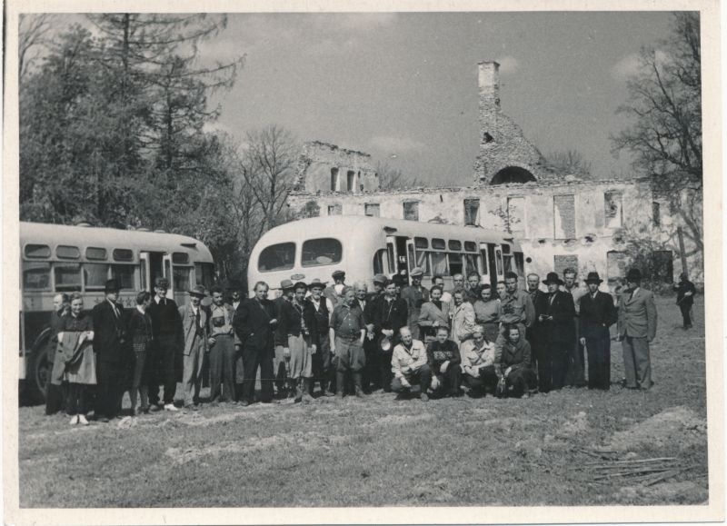 Foto. II Balti ornitoloogide konverents. Ekskursantide tagasisõit Puhtulaiult. Kloostrimõisa 21.05.1954.a. Mustvalge.