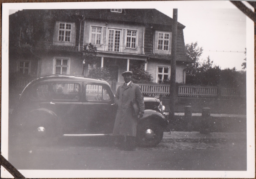Tartu, August Astrik probably in front of Riga mnt 44, car Hillmann Minx with the flag of the Estonian car club.