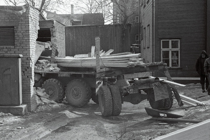 Avarii. Auto sõitis Komsomoli alajaama.