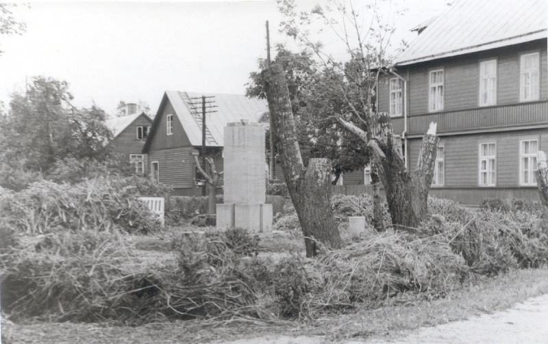 Foto.  6. aug. maru jäljed Haapsalus, Bernhard Laipmanni mälestussamba juures. 1967. Fotogr. V. Viljamäe.