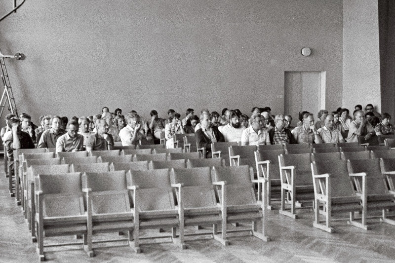 Valimiseelne koosolek LKV saalis.