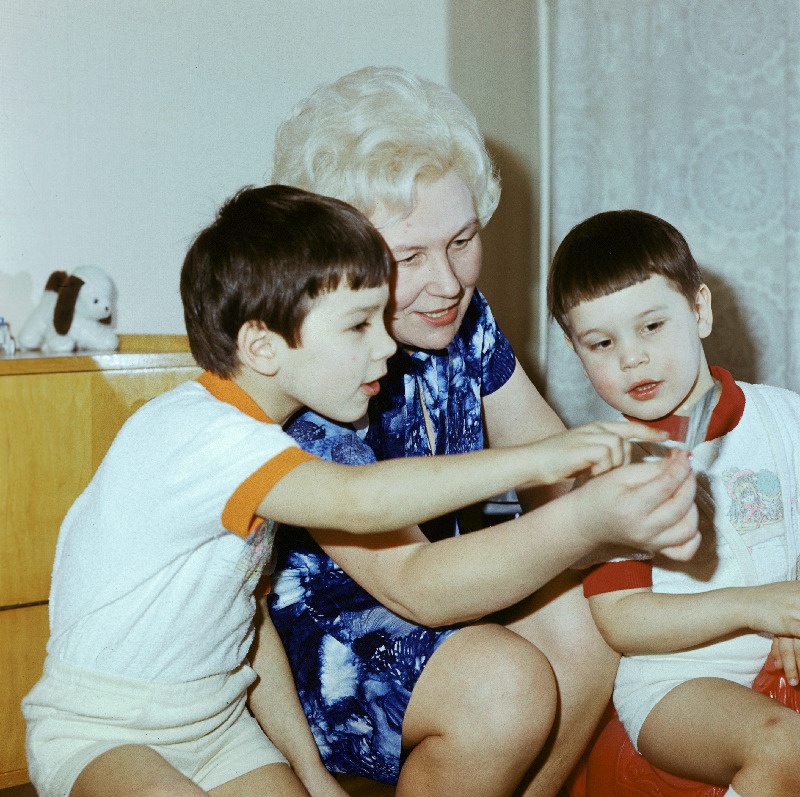 EKP Tallinna Linna Lenini Rajoonikomitee esimene sekretär Lidia Murtazina lastega.