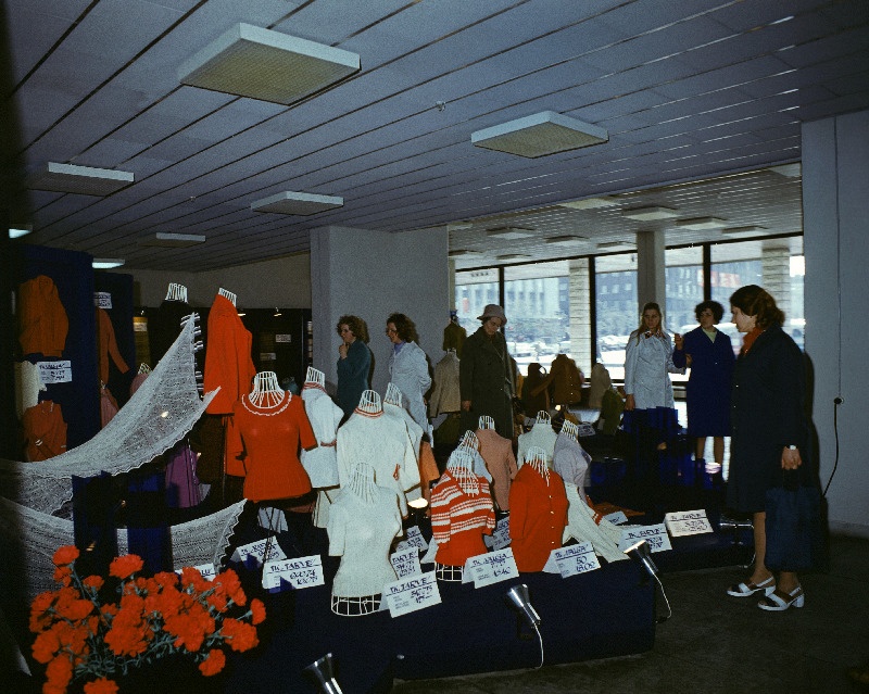 Teenindusmajas valmistatud toodete väljapanek fuajees.