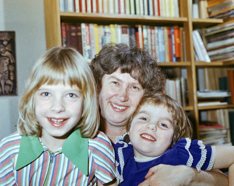 Kirjanik Heljo Mänd oma lastega.