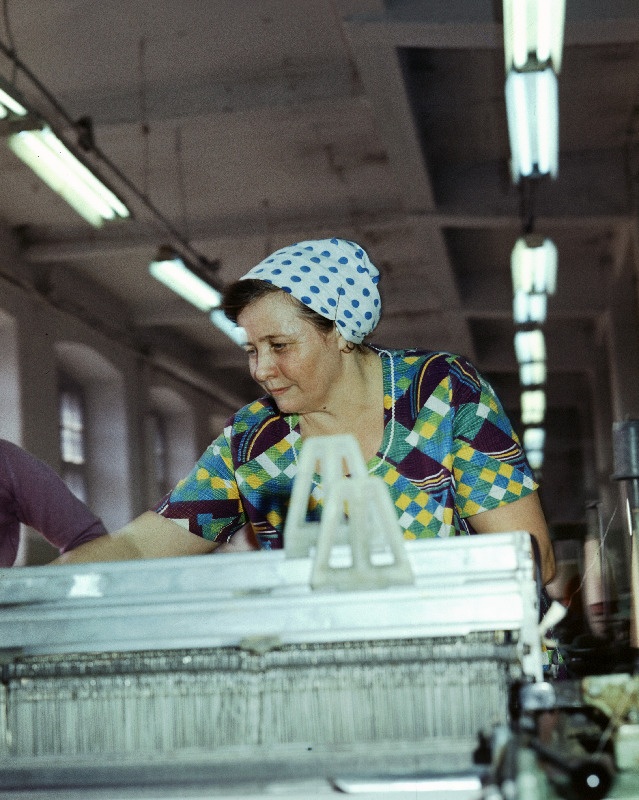 Sotsialistliku töö kangelane puuvillakombinaadi Balti Manufaktuur kangur Zinaida Agafonova töötamas.