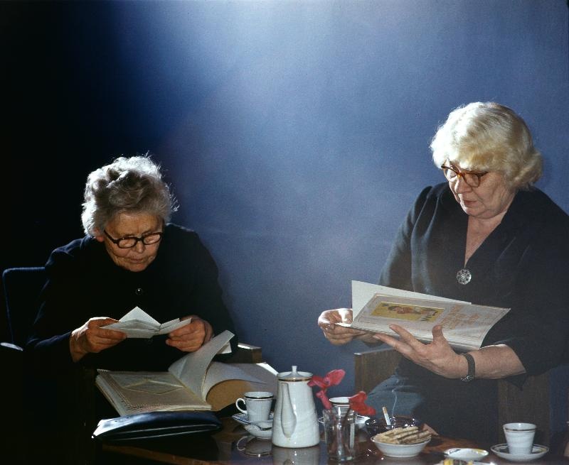 Revolutsiooniveteranid Marie Limberg ja Aliis Tooming (paremal) vestlemas.