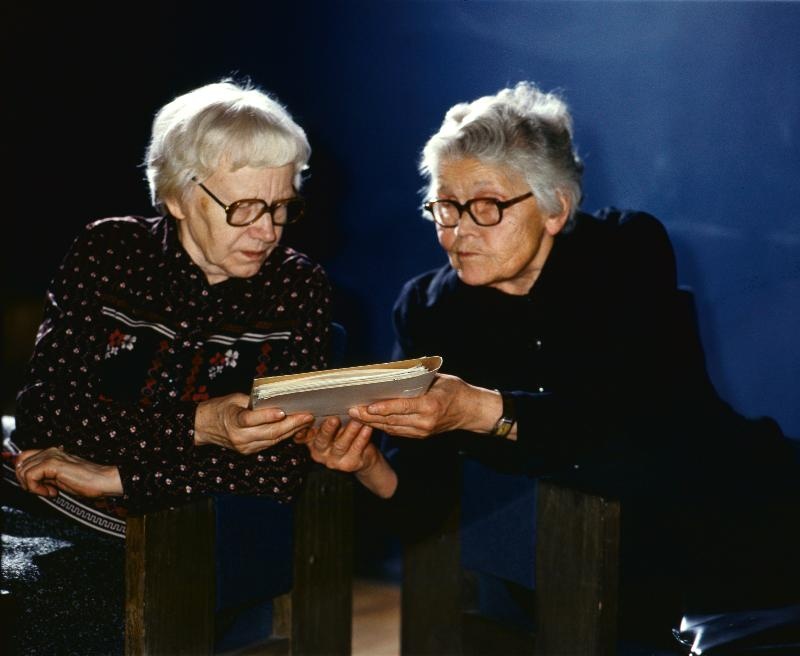 Revolutsiooniveteranid Olga Lauristin ja Marie Limberg (paremal) vestlemas.