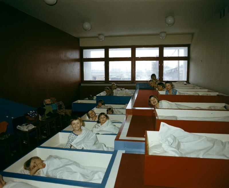 Koondise Eesti Kolhoosiehitus Pärnu osakonna lastepäevakodu Trall magamistuba.