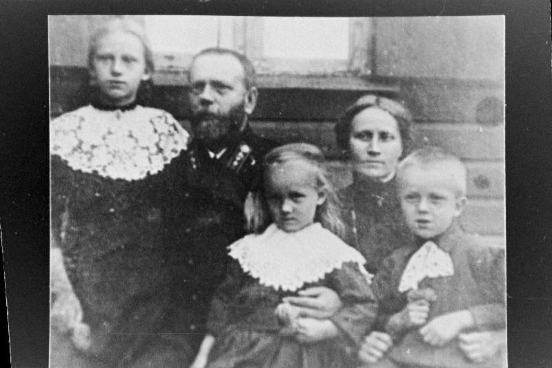 Olga Künnapuu (Lauristin) (vasakul) koos vanemate, õe ja vennaga.