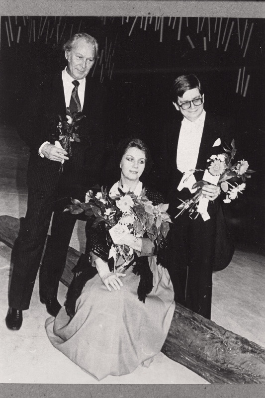 Pärast Soome helilooja A. Sallineni ooperi “Ratsamees” esietendust “Estonia” teatris on laval (vasakult) helilooja Aulis Sallinen, Anne osatäitja Helvi Raamat ja dirigent Hannu Bister.