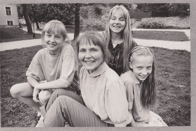 Tartu Lastekunstikooli õpetaja, skulptor Anu Põder lastega.