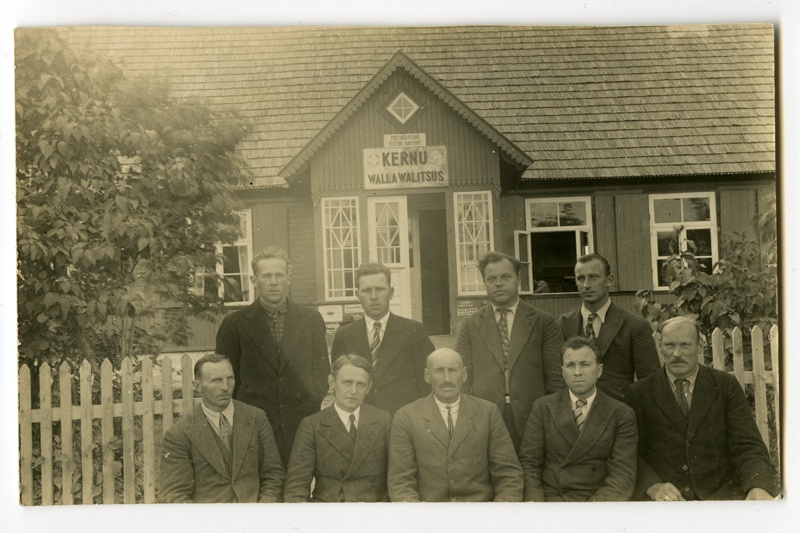 Allveelavastiku Sihtkapitali Kernu valla abitoimkond. Vasakul istumas Johannes Ploompuu, Helmuth Thomson, Gustav Reintam, Jaak Takk, Gustav Jersmann. Seismas Konstantin Randvere, Evad Rennik, Johannes Köster, Aleksander Liiv