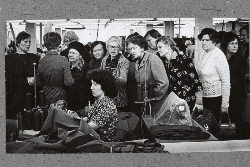 Ajakirja "Nõukogude Naine" toimetuse külaliste päevast osavõtnud parteiveteranid V. Klementi nimelise Õmblustootmiskoondisega tutvumas. Keskel (prillidega) revolutsioonilise liikumise tegelane Olga Lauristin.