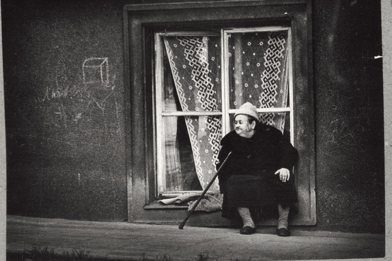 "Õhtutund aknal" (kunstiline foto).