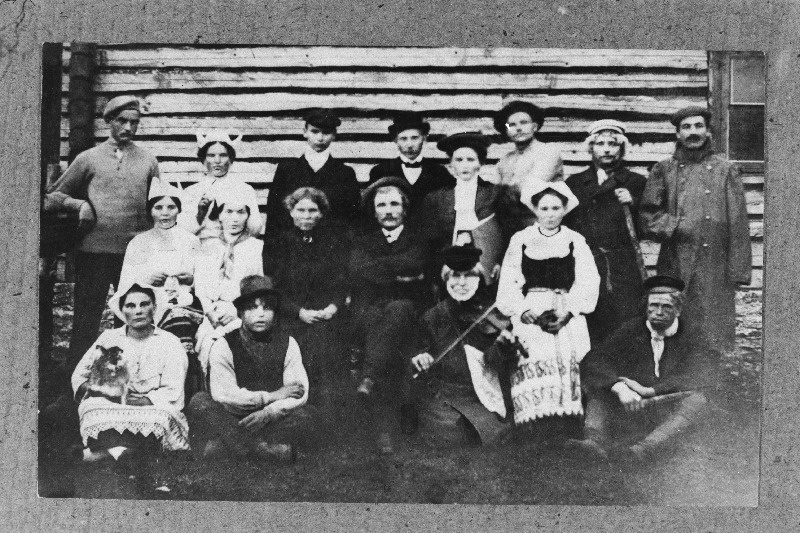 Toila näite- ja poliitring pärast H.Heijermansi näidendi "Lootus õnnistusele" esitamist. Kolmandas reas vasakult esimene Jaan Anvelt.