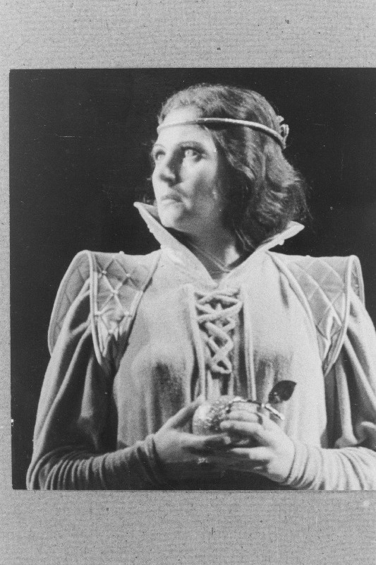 Viljandi Draamateatri "Ugala" näitleja Leila Säälik kuninganna Gertrudi osas W. Shakespeare´i tragöödias "Hamlet".