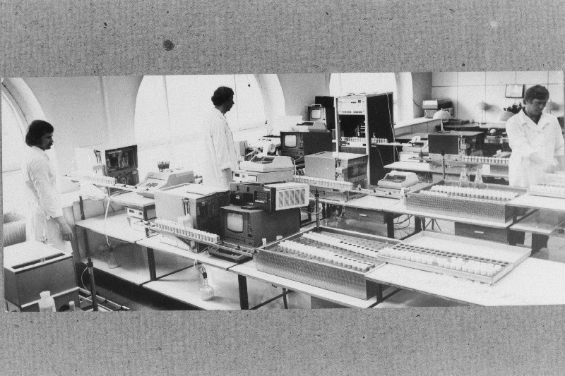 A. Möldri nim. Eesti Loomakasvatuse ja Veterinaaria Teadusliku Uurimise Instituudi primaaranalüüside laboratooriumi sisevaade.