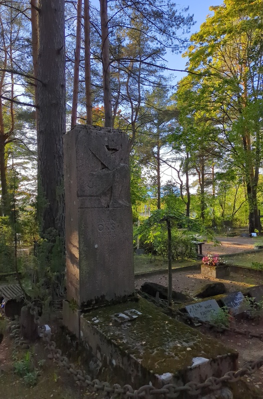 F. Sannamees, J. Oksa hauasammas Rahumäe kalmistul, 1931. aastast. rephoto