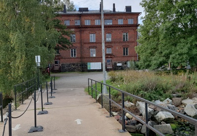 Vallisaaren luotsitalo päälaiturilta päin kuvattuna. Rakernnuksen edustalla oleva pieni puinen rakennus on vartiokoppi. Vallisaari oli pitkään ensin Venäjän armeijan varuskunta-aluetta, sitten itsenäistyneen Suomen armeijan aluetta, johon pääsy oli luvanvaraista. Vartiokopissa tarkastettiin kulkuluvat vielä 1960-luvun alkupuolella. rephoto