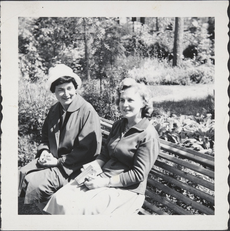 Soome Tuglase seltsi asutaja Raili Kilpi ja Ellen Niit kirjanik Tuglase aias.