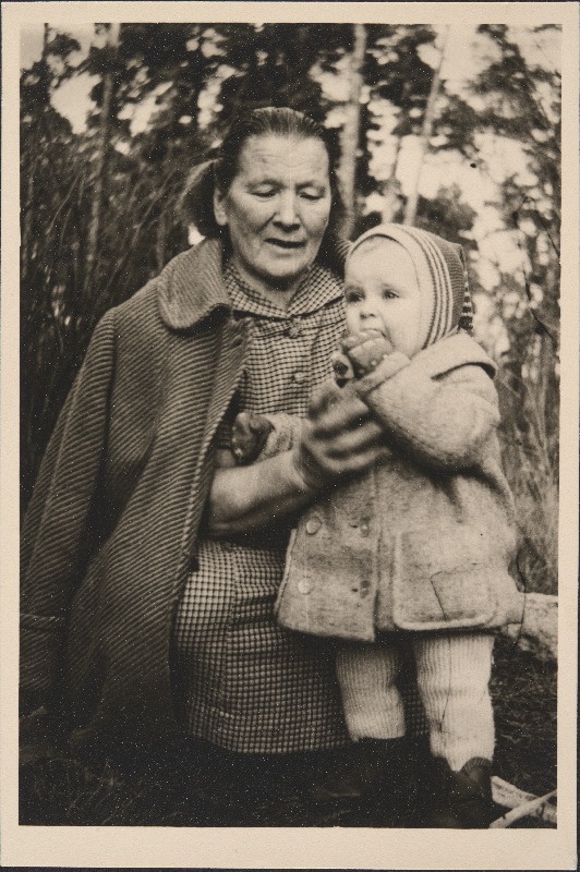 Maarja Kross (Undusk) väikelapsena ja Amalie Kallas.