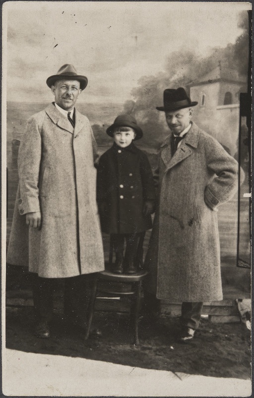 Ateljeefotol vasakul Jaan Kross poja Jaaniga ja insener Johanson, Järve katusepapi tööstur (olnud optik Bernhard Schmidti kaasõpilane Mittweida tehnikumis).