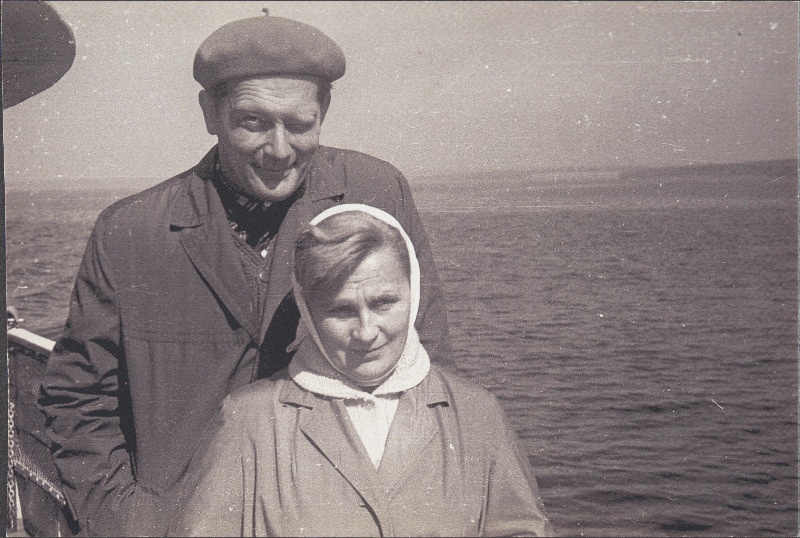 Kirjanikepaar Jaan Kross ja Ellen Niit Hiiumaa praamil.