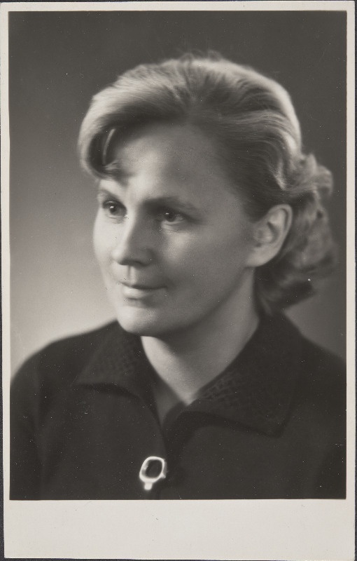 Kirjanik Ellen Niit. Ateljeefoto.
