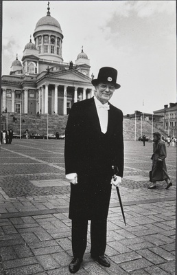 Kirjanik Jaan Kross valituna Helsingi ülikooli audoktoriks.  similar photo