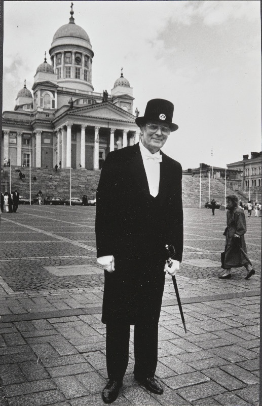 Kirjanik Jaan Kross valituna Helsingi ülikooli audoktoriks.