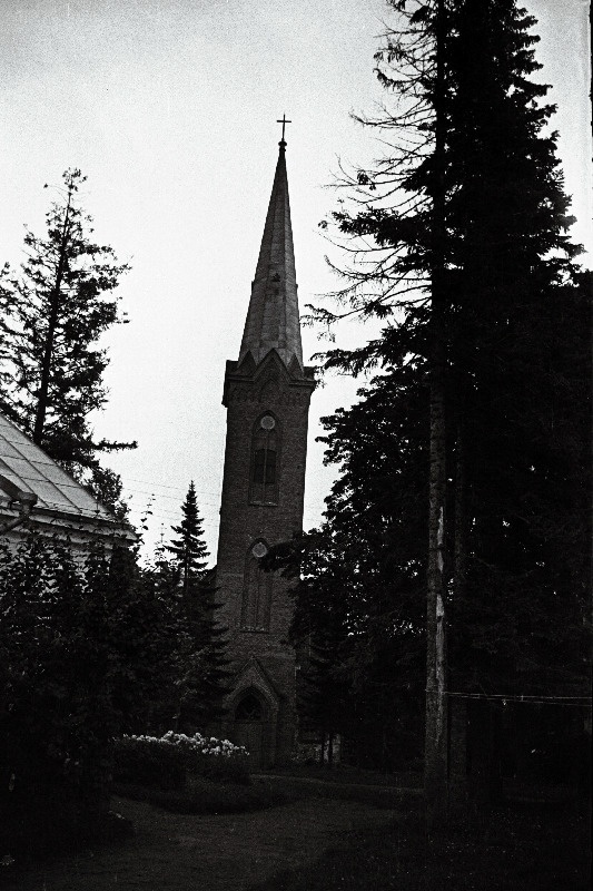 Äksi kirik, vasakul Kukulinna koolimaja - endine kirikla.