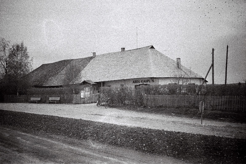 Ardu kauplus, endine kõrtsihoone.