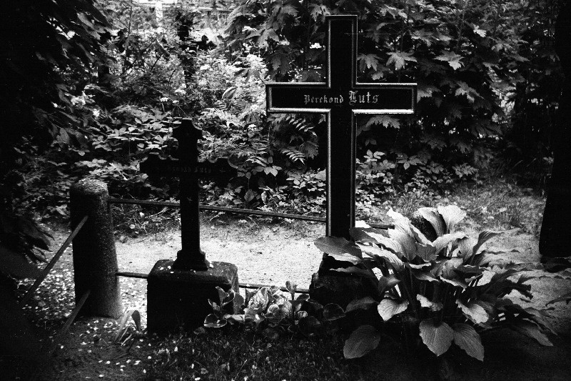 Kirjanik Oskar Lutsu vanemate ja venna hauaplats Palamuse kalmistul.